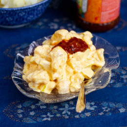 Krämig vegetarisk sill med curry och äpple