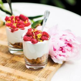 Trifle med citronmousse, hallon och ingefärskakor