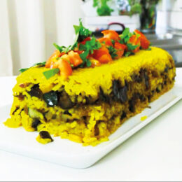 Vegetarisk risottokaka med saffran och grönsaker