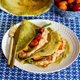 Vegetariska basilikapannkakor med soltorkad tomatbönkräm