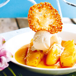Karamelliserad ananas med kokosflarn