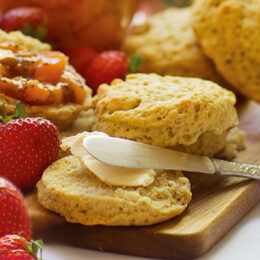 Vakna med varma scones och chiasylt