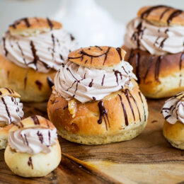 Hasselnötssemla med chokladgrädde
