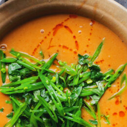 Vegetarisk Thailändsk linssoppa med aromatisk chiliolja