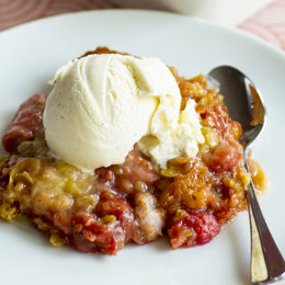 Knäckig rabarberpaj med jordgubbar