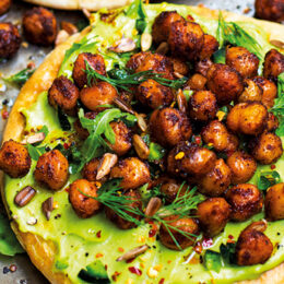 Rostat pitabröd med avokadokräm och kryddrostade kikärter