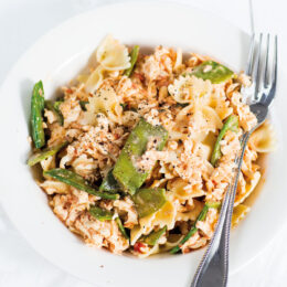 Gräddig vegetarisk pasta med riven tofu och grönsaker