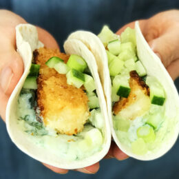 Krispig vegetarisk tofutaco med avokado- och dillkräm