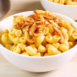 Vegetarisk Mac ’n’ cheese på sötpotatis + kokosbacon