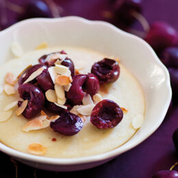 Mannagrynspudding med bakade körsbär