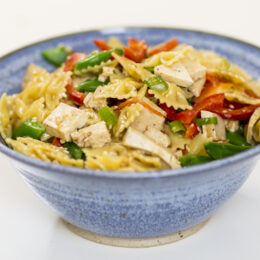 Vegetarisk asiatisk pastasallad med en dressing att drömma om