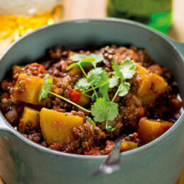 Vegetarisk pumpagryta med belugalinser 