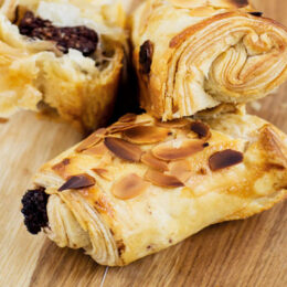 Smördegsrullar med choklad