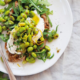 Vegetarisk böntoast med citronmajonnäs