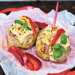 Vegetarisk bakad potatis med krämig kikärtsröra