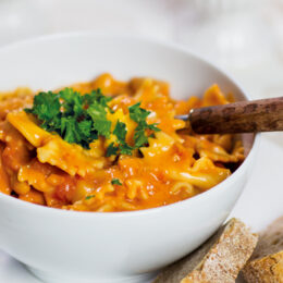 Vegetarisk Pastagryta med röd pesto och bönor 