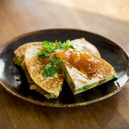 Enkla vegetariska samosas med tortillabröd