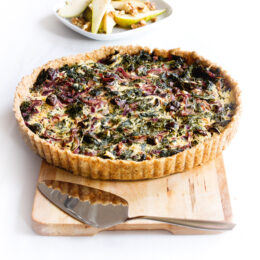 Grönkalspaj med päron och valnötter