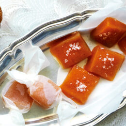 Vaniljkola med flingsalt