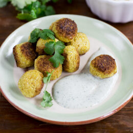 Vegetariska Blomkålsbollar med korianderyoghurt