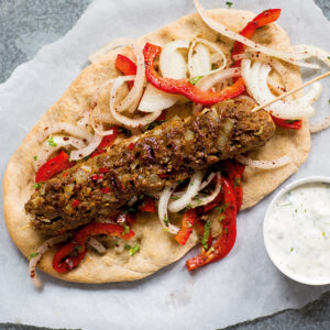 Vegetarisk turkisk köfte kebab med paprikasallad