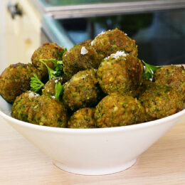 Vegetariska färsbollar med pistage och rucola