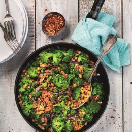 Vegetarisk Broccolipanna med linser och chili