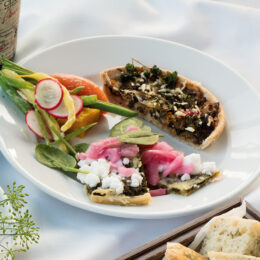 Vegetarisk Kantarellpaj och smördegspizza med vegansk fetaost