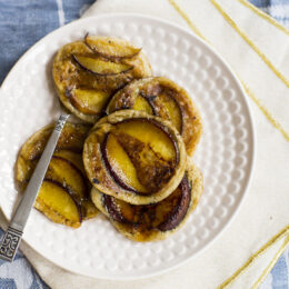 Yoghurtpannkakor med persika