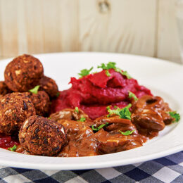 Vegetariska bönbullar med rosa rotmos och svampsås
