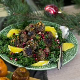 Vegetariska valnötsbollar med rosmarin och grönkål
