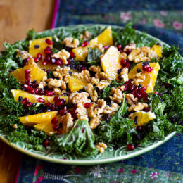 Fräsch vegetarisk grönkålssallad med apelsin