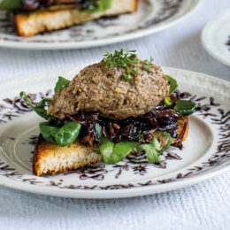 Vegetarisk champinjonpaté med karamelliserad rödlök