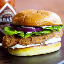 Friterad vegetarisk schnitzel med hot sauce