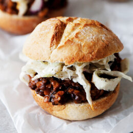 Vegetariska sloppy Joes med coleslaw