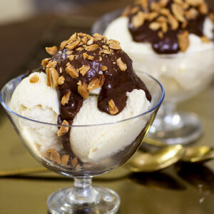 Jordnötsfudgesås till glass