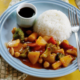 Vegetarisk kikärtswok med sötsur sås