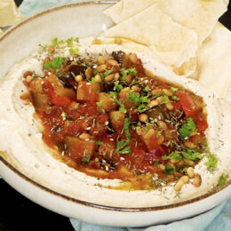 Vegetarisk vit citronbönhummus med grönsaksröra