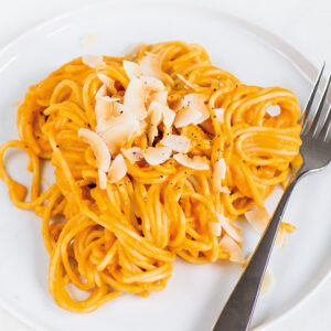 Krämig vegetariska pastasås med rostad sötpotatis