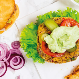 Vegetarisk bönburgare med avokadosås