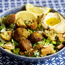 Falafelsallad med frasigt pitabröd (fatoush)