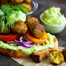 Maxad falafelmacka med dillguacamole