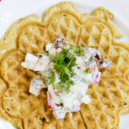 Vegetariska våfflor med rökt tofu