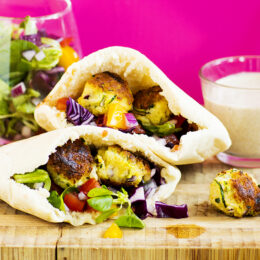 Vegetarisk zucchinifalafel i pitabröd