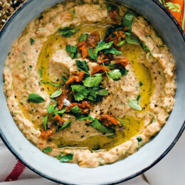 Örtig baba ganoush med soltorkade tomater