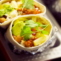 Vegetarisk chipotleburrito med ananassalsa