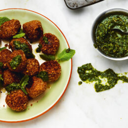 Vegetariska bovetebollar med myntasås och rostade rotfrukter