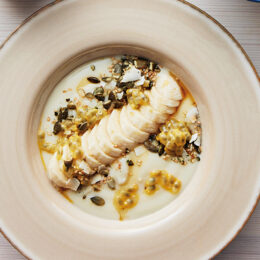 Vegan protein bowl med soygurt, passionsfrukt, banan och lönnsirap