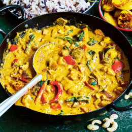 Vegetarisk karibisk kokosgryta med stekt kokbanan