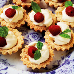 Mandelmusslor med vit chokladgrädde